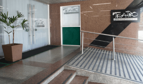 Entrada Lateral do Teatro